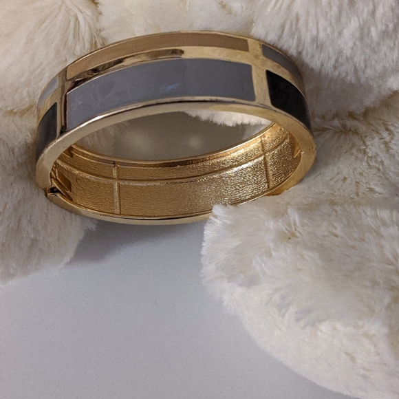 🌿SALE 4/$25🌿 Fashion Bangle - Picture 3 of 4